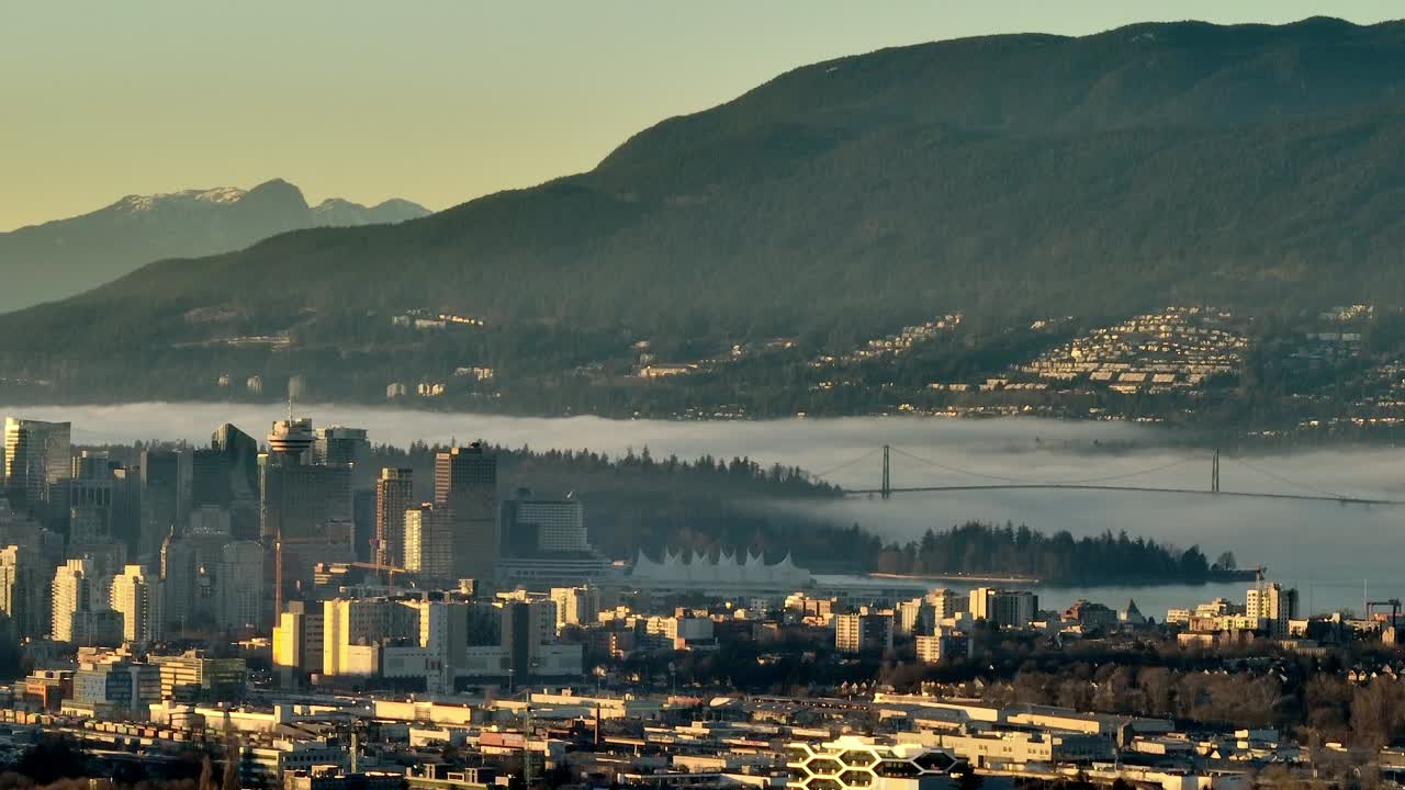 Skyline di Vancouver e il Lions Gate Bridge coperti da uno strato di fitta nebbia - Ripresa con drone