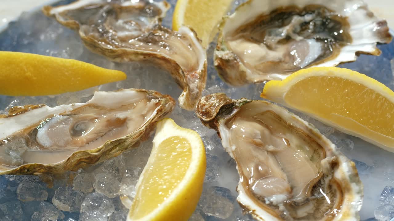 Ostriche fresche con limone