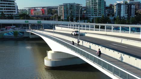 Toma-Aérea-Lenta-Volando-Hacia-Atrás-De-Brisbane-Entre-El-Puente-De-Peaje