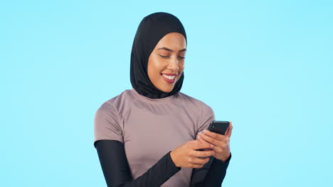 Teléfono,-Mujer-Feliz-Y-Musulmana-En-Un-Estudio