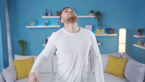 joven atlético haciendo ejercicios de estiramiento.
