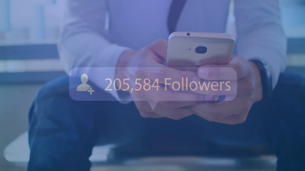 animación de un icono de los medios sobre un hombre de negocios caucásico usando un teléfono inteligente.