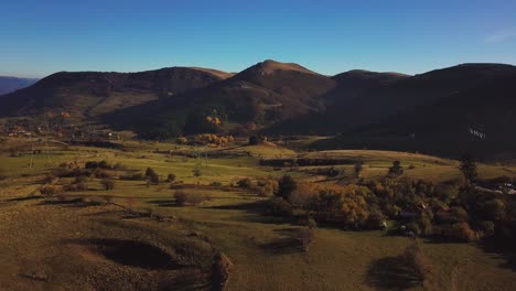 vista aérea de un hermoso prado verde cerca del rancho en medio de la nada