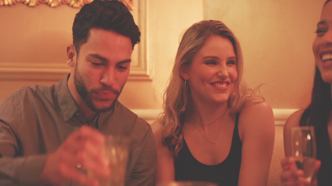 웃음만큼 밤을 밝히는 것은 없습니다