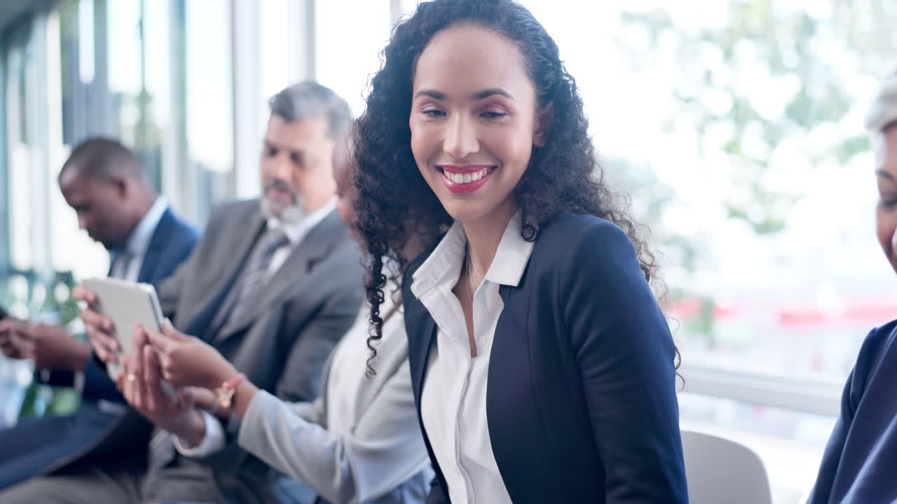 retrato, sonrisa y mujer en la sala de espera