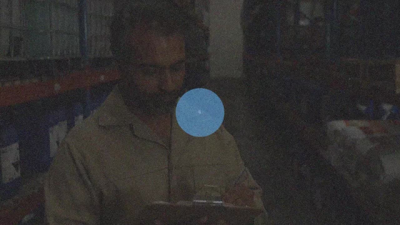 animación de ruido y red de conexiones sobre hombre biracial trabajando en el almacén.