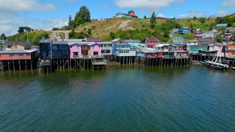 panning órbita aérea en las coloridas casas de palafitas de castro, arquitectura patrimonial de chiloe en el sur de chile