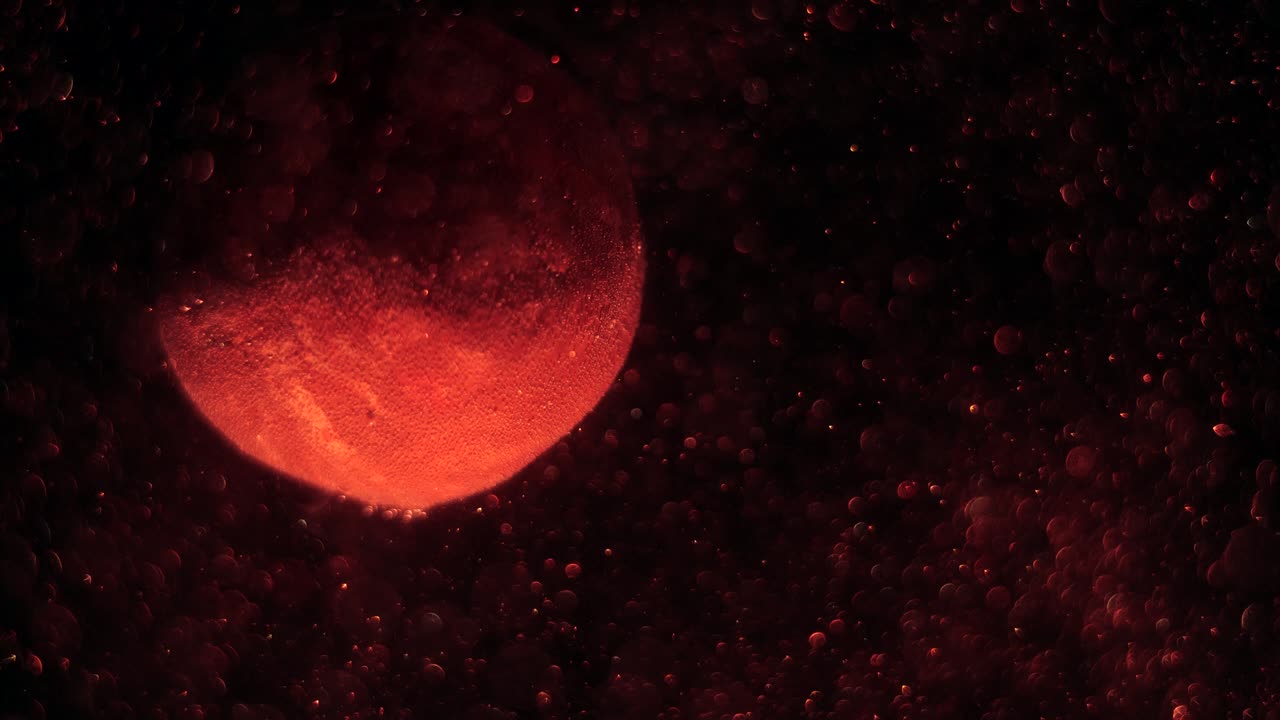 реалистичная красная планета медленно вращается вокруг своей оси. миллионы частиц пыли мерцают и плавно летают в космосе. звезды мерцают.