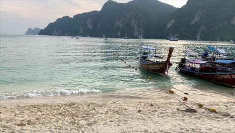 Barcos-Típicos-De-Tailandia-En-La-Playa-En-Railay,-Tailandia