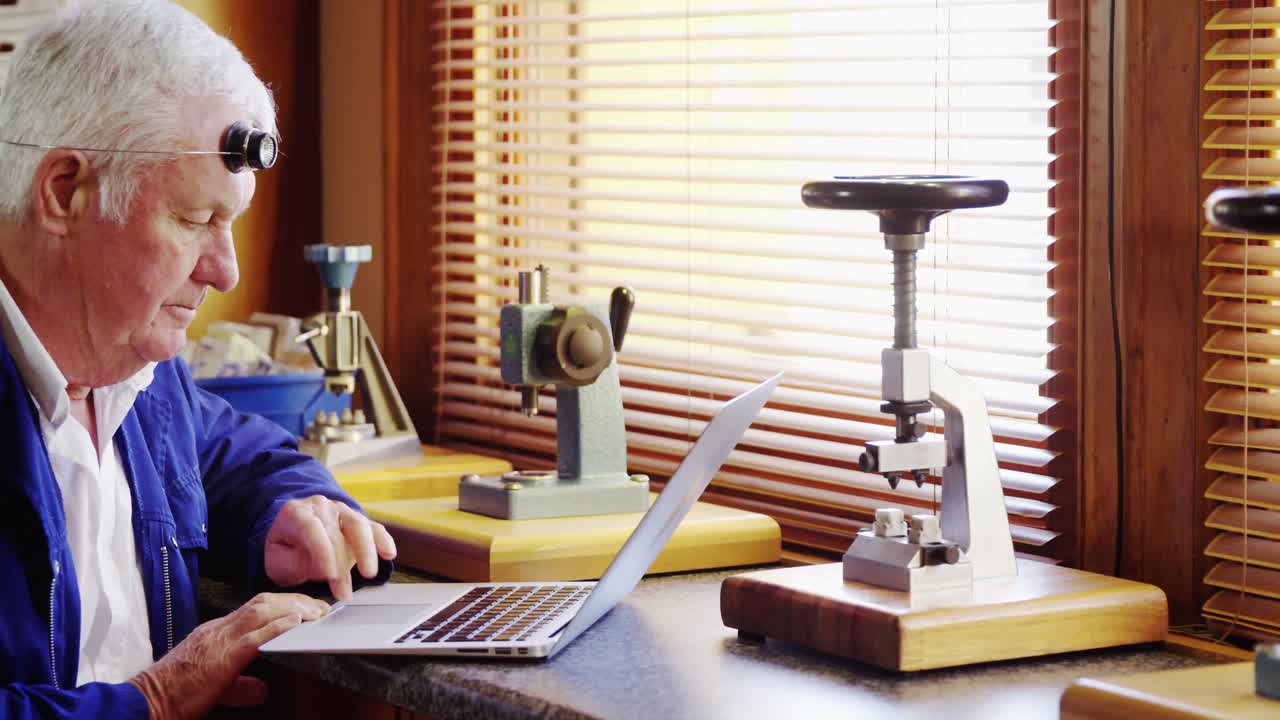 노트북을 사용하는 시계학자