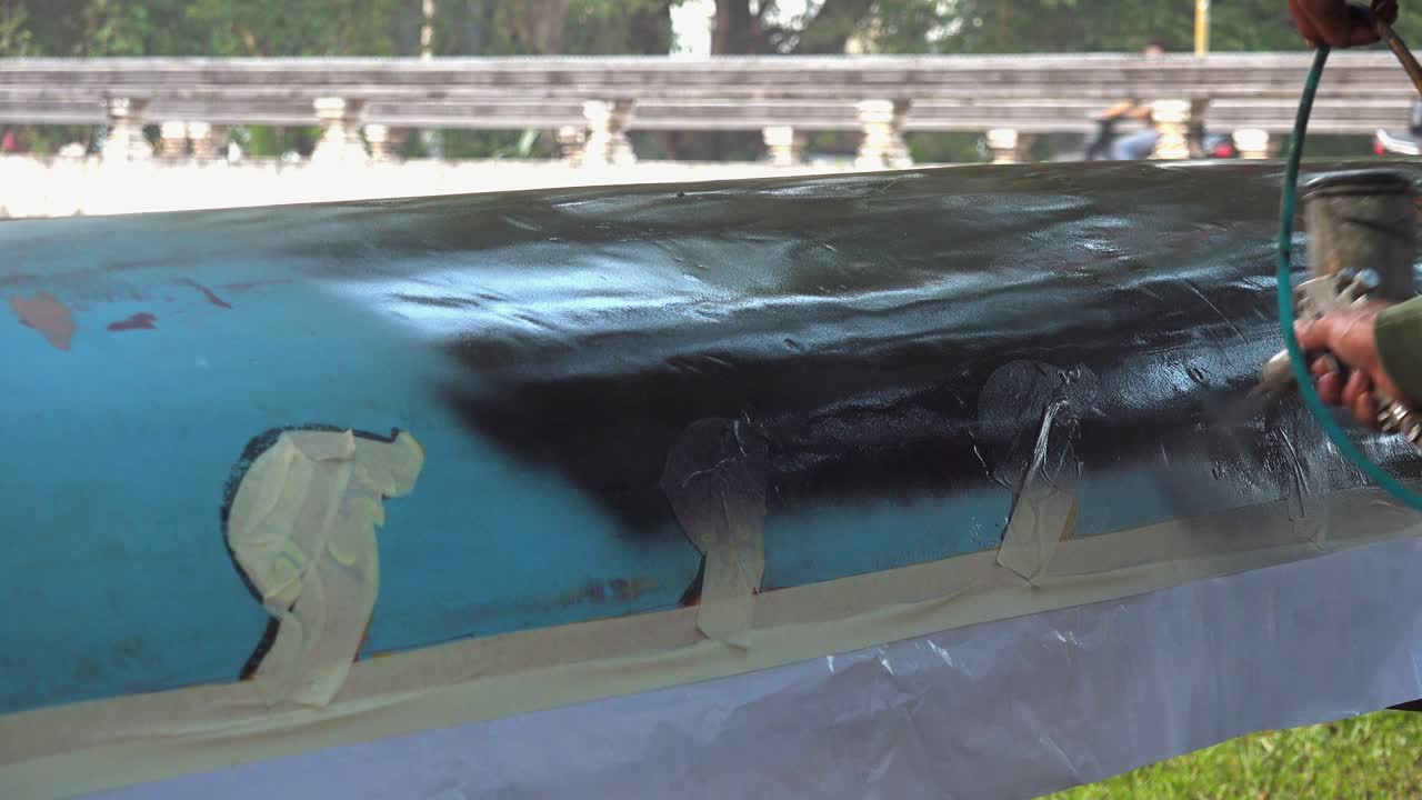 물축제를 위해 보트에 그림을 뿌리는 모습