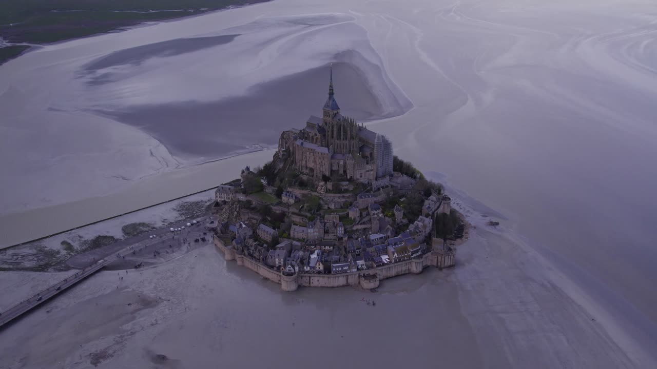 el famoso mont saint michel en marea baja con nubes, aero