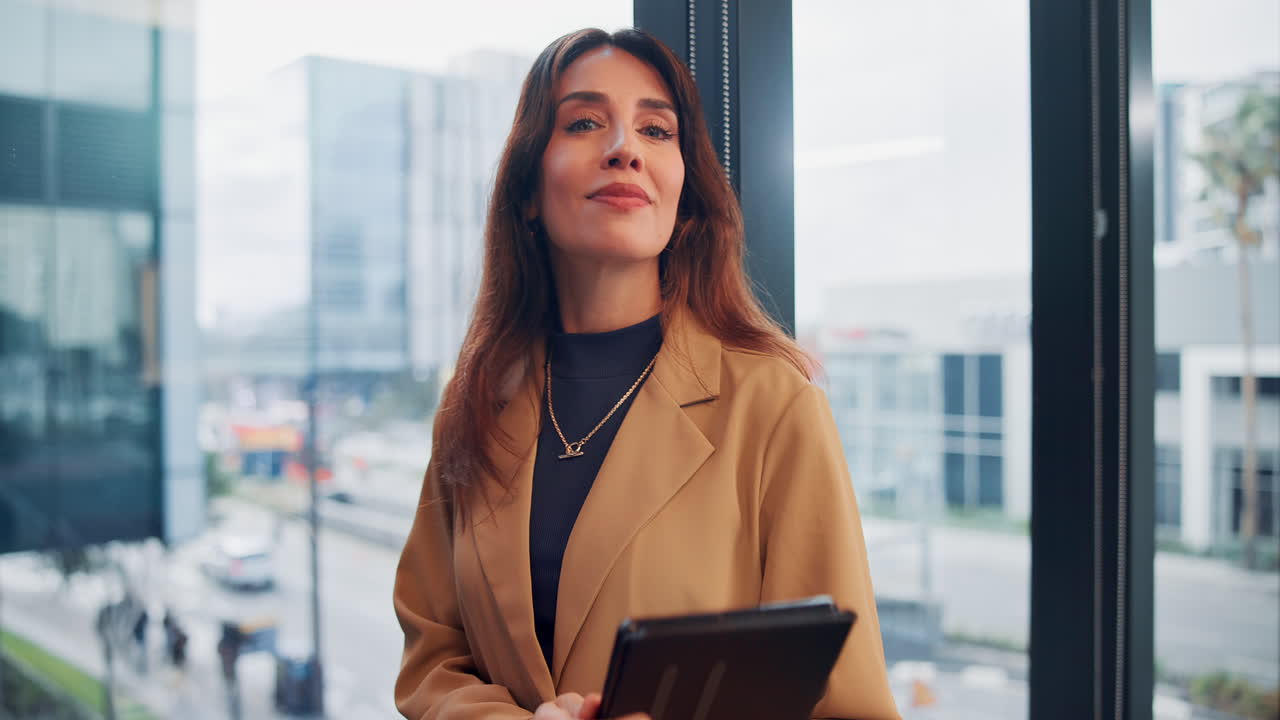 Retrato de empresaria en una oficina moderna