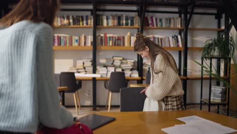 estudiantes que estudian en una biblioteca moderna