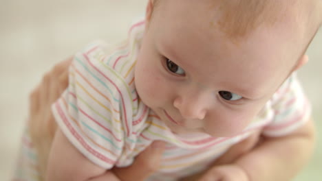 Linda-Cara-De-Bebé.-Primer-Plano-De-La-Emoción-Divertida-Del-Bebé.-Retrato-De-Cara-De-Niño-Feliz