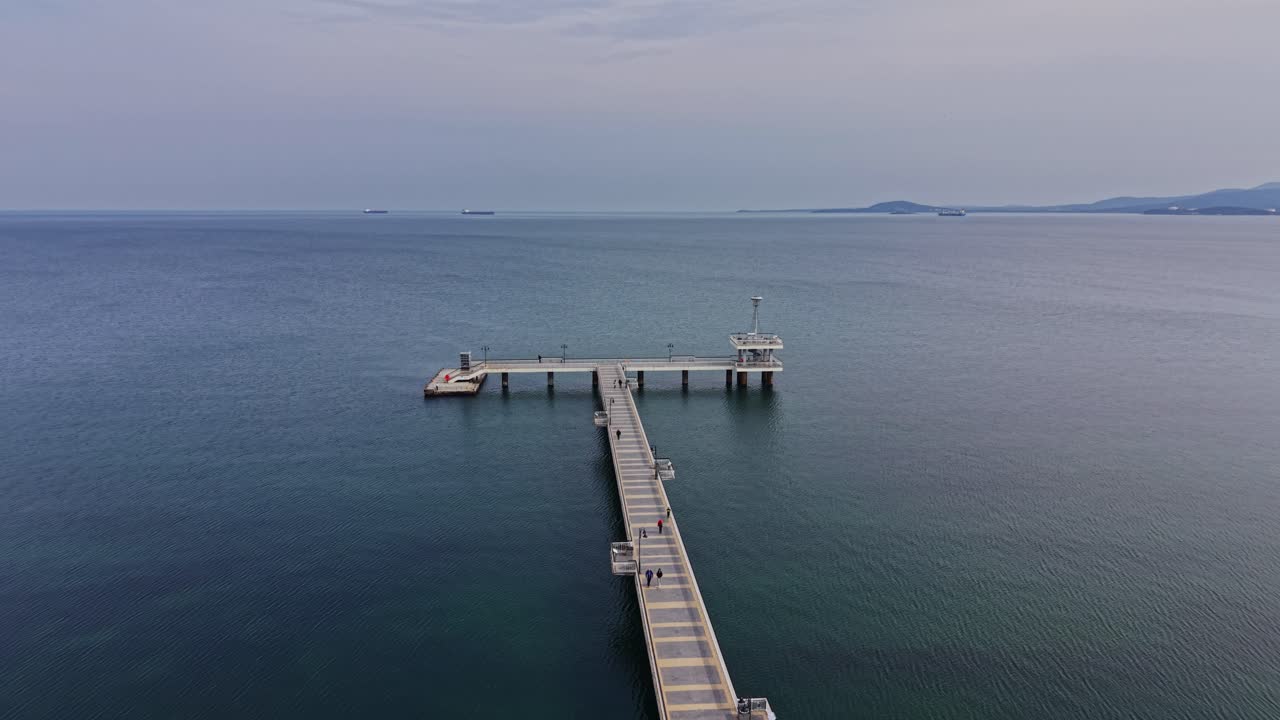 Vista aerea del molo del ponte di Burgas nel Mar Nero