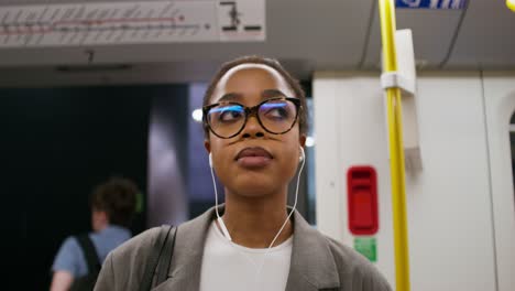 mujer en el metro