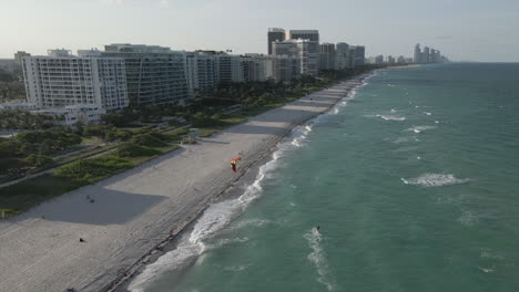 Miami-Beach-Kitesurfer-Nähert-Sich-Dem-Strandsand-Und-Beginnt,-Sich-An-Land-Zu-Drehen