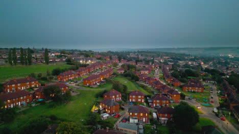 Explore-La-Famosa-Finca-Municipal-De-Dewsbury-Moore-En-El-Reino-Unido-A-Través-De-Un-Video-Capturado-Con-Drones,-Que-Muestra-Viviendas-Propiedad-Del-Ayuntamiento,-Casas-Adosadas-De-Ladrillo-Rojo-Y-El-Telón-De-Fondo-Industrial-De-Yorkshire.