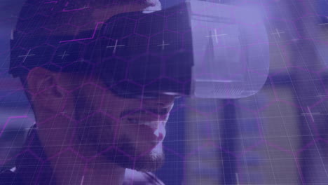 animación de rastros de luz púrpura con hexágonos sobre un hombre sonriente con auriculares vr