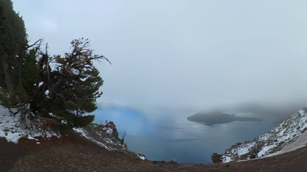 un lapso de tiempo de las primeras nubes de nieve que fluyen sobre el borde del parque nacional del lago del cráter