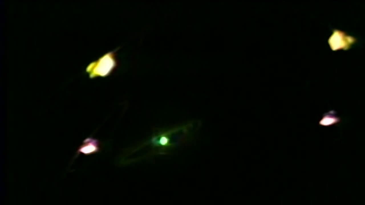 imágenes de video psicodélicas de la década de 1980 en la pantalla del monitor