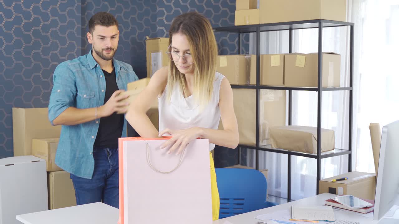 emprendimiento. los socios comerciales venden a través del comercio electrónico y empaquetan los pedidos de productos.