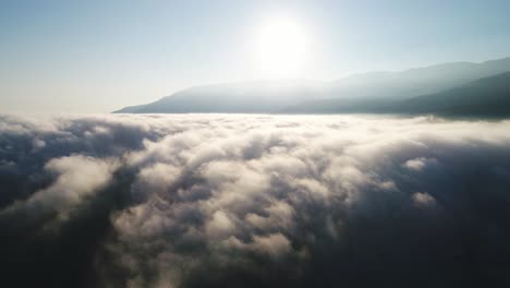 amanecer sobre un mar de nubes y montañas