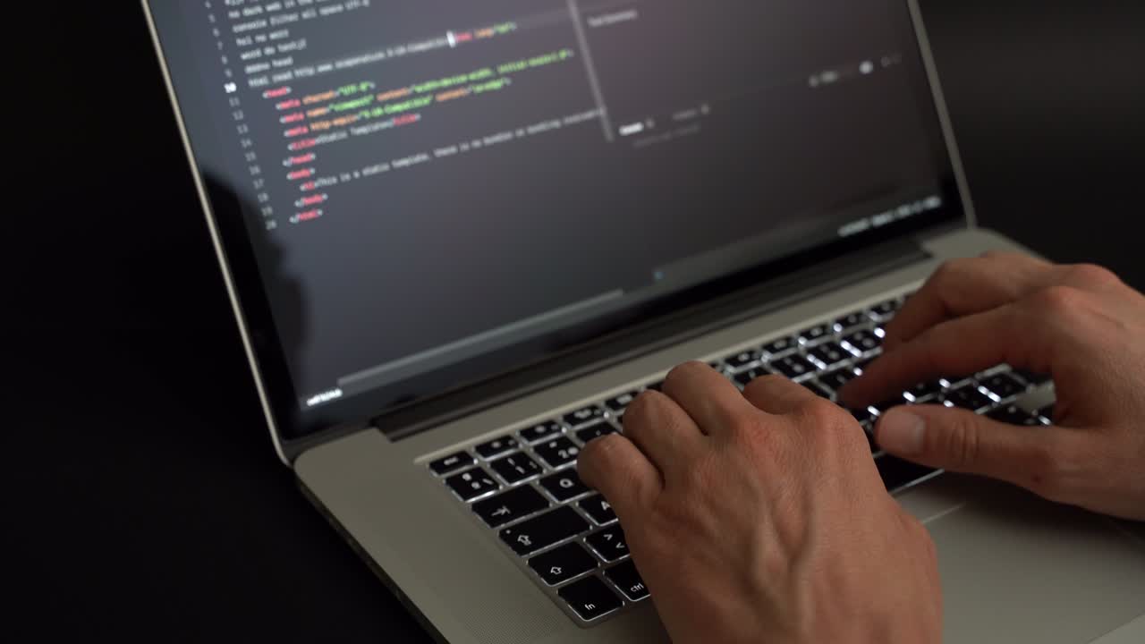 persona codificando html y programando en una computadora portátil de pantalla