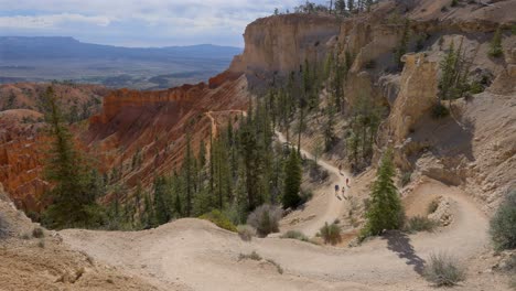 Vista-Panorámica-De-Una-Ruta-De-Senderismo-En-Bryce-Canyon,-Utah