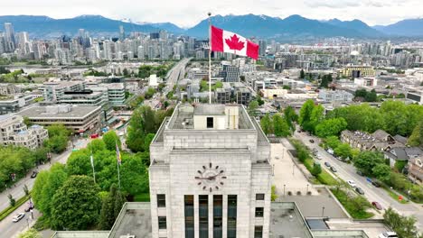 drohne erhebt sich über dem rathaus von vancouver mit wehender flagge in vancouver, britisch-kolumbien, kanada