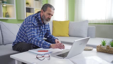 Middle-aged-freelance-man-working-on-computer-at-home.