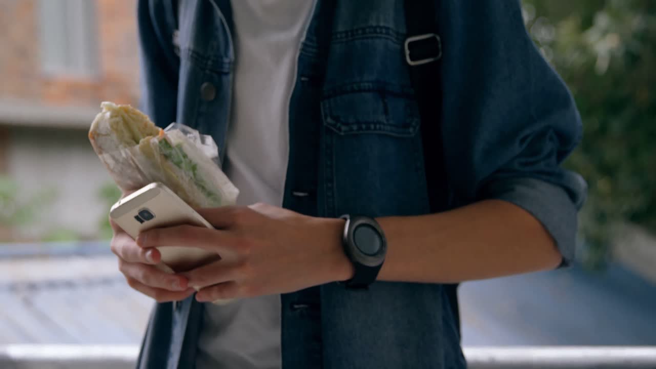 음식을 먹으면서 휴대폰을 사용하는 남자 4k