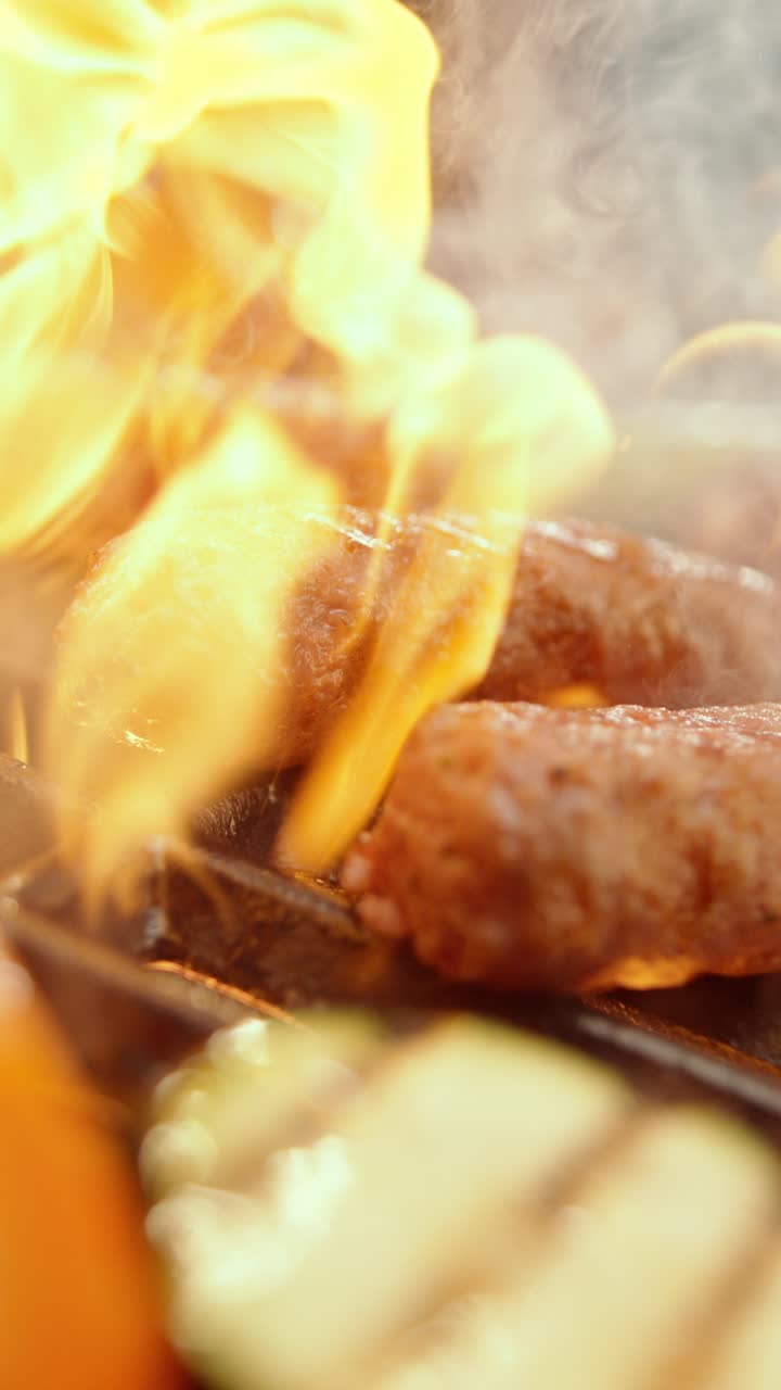 salchichas a la parrilla y verduras a la barbacoa