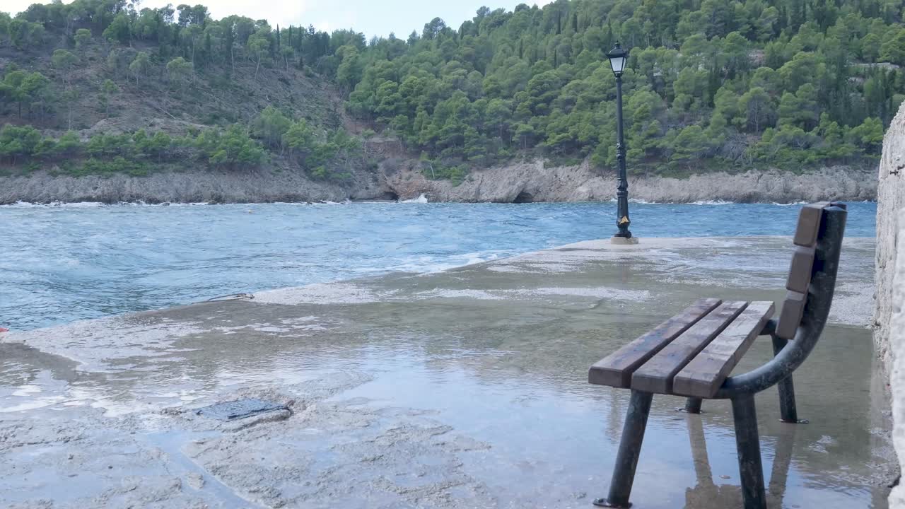 폭풍이 불고 있는 해안선 에 있는 은 기어 벤치