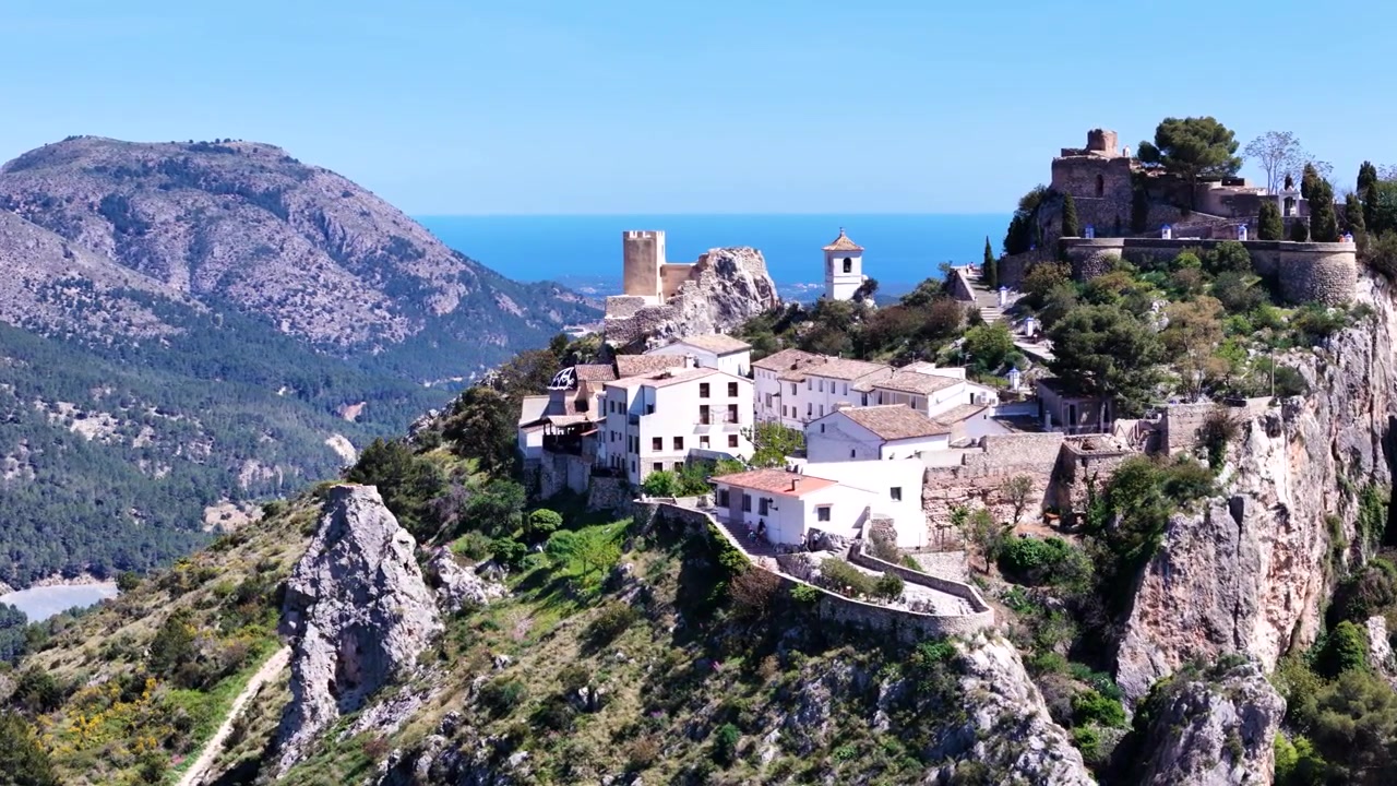 Paesaggio aereo di Guadalest immerso in un terreno montuoso, una popolare destinazione turistica in Spagna