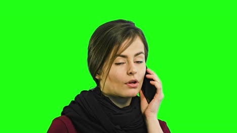 una joven hablando por teléfono