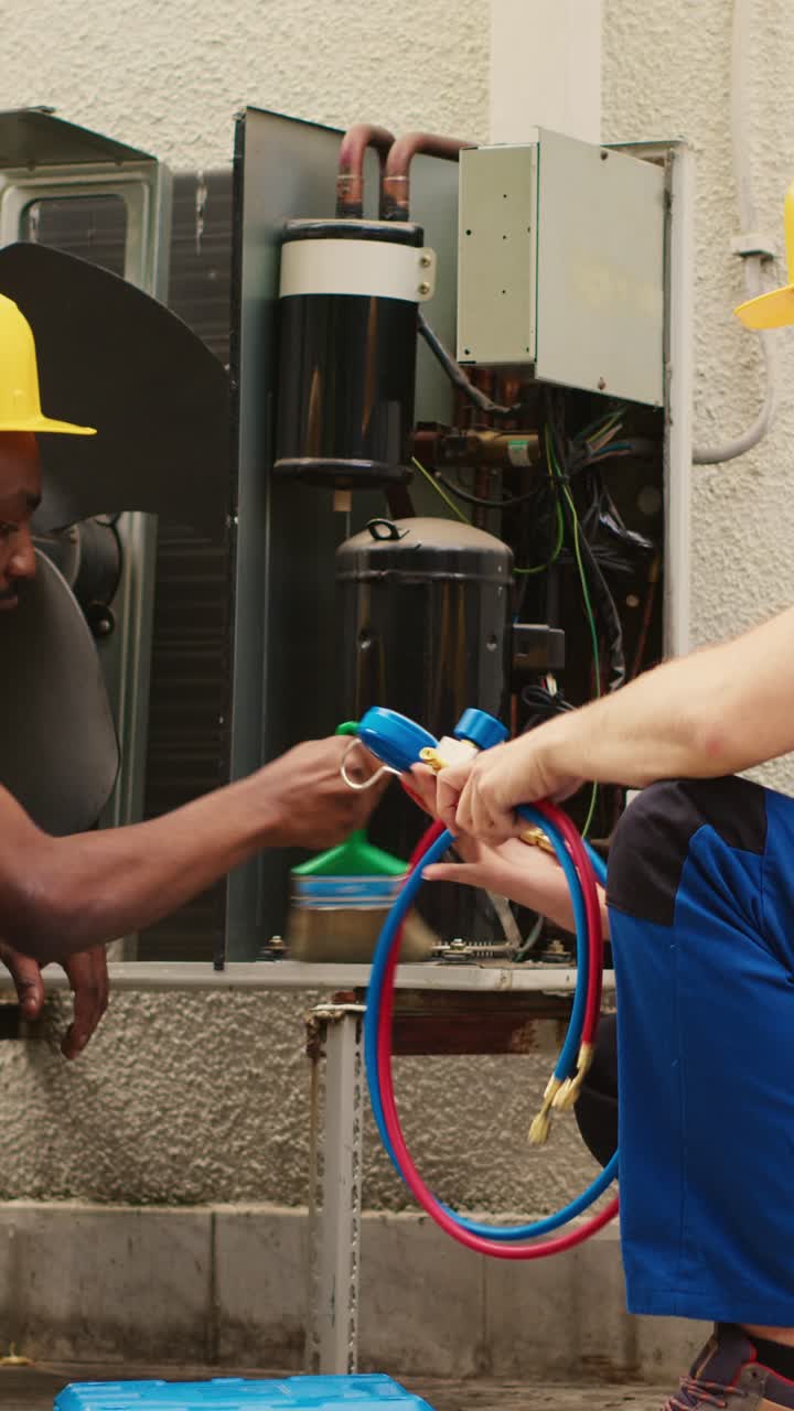 Teknikere servicerer HVAC-system med vertikal video