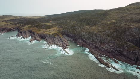 pequeña playa rocosa escondida a lo largo de dramáticos y escarpados acantilados costeros