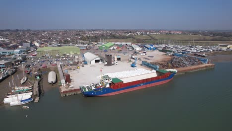 carga del barco en brightlingsea essex reino unido drone antena revelan tirar de material de archivo