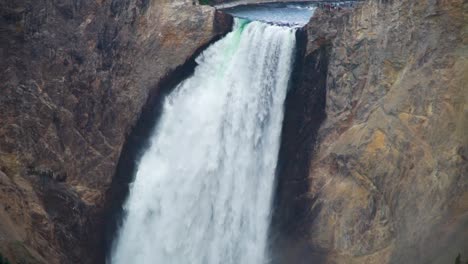 el gran cañón del parque nacional de yellowstone primer plano de la parte superior de la cascada inferior