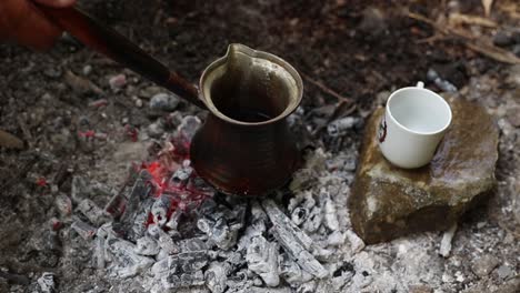 Proceso-Tradicional-Hervir-El-Café-Turco-Sobre-Las-Brasas