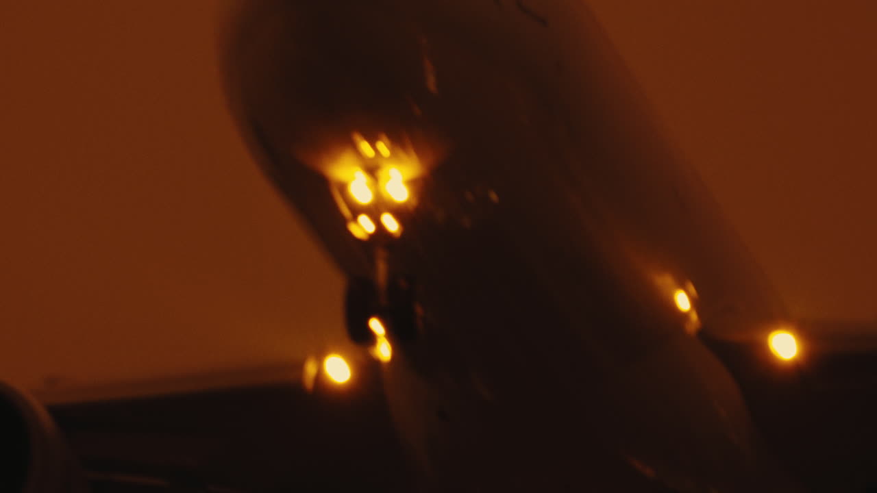 해가 지는 도로에서 이륙하는 여객 국제 항공기 제트의 야간 비행 전면 뷰