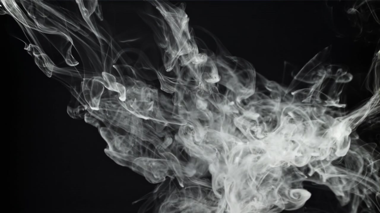Fumo Bianco Astratto che Turbina e si Dissolve su Sfondo Nero