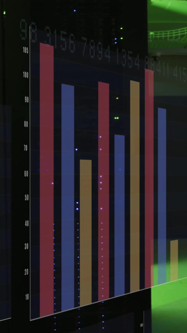 Animazione di uno schermo con elaborazione di dati statistici su sfondo di sala server di computer.