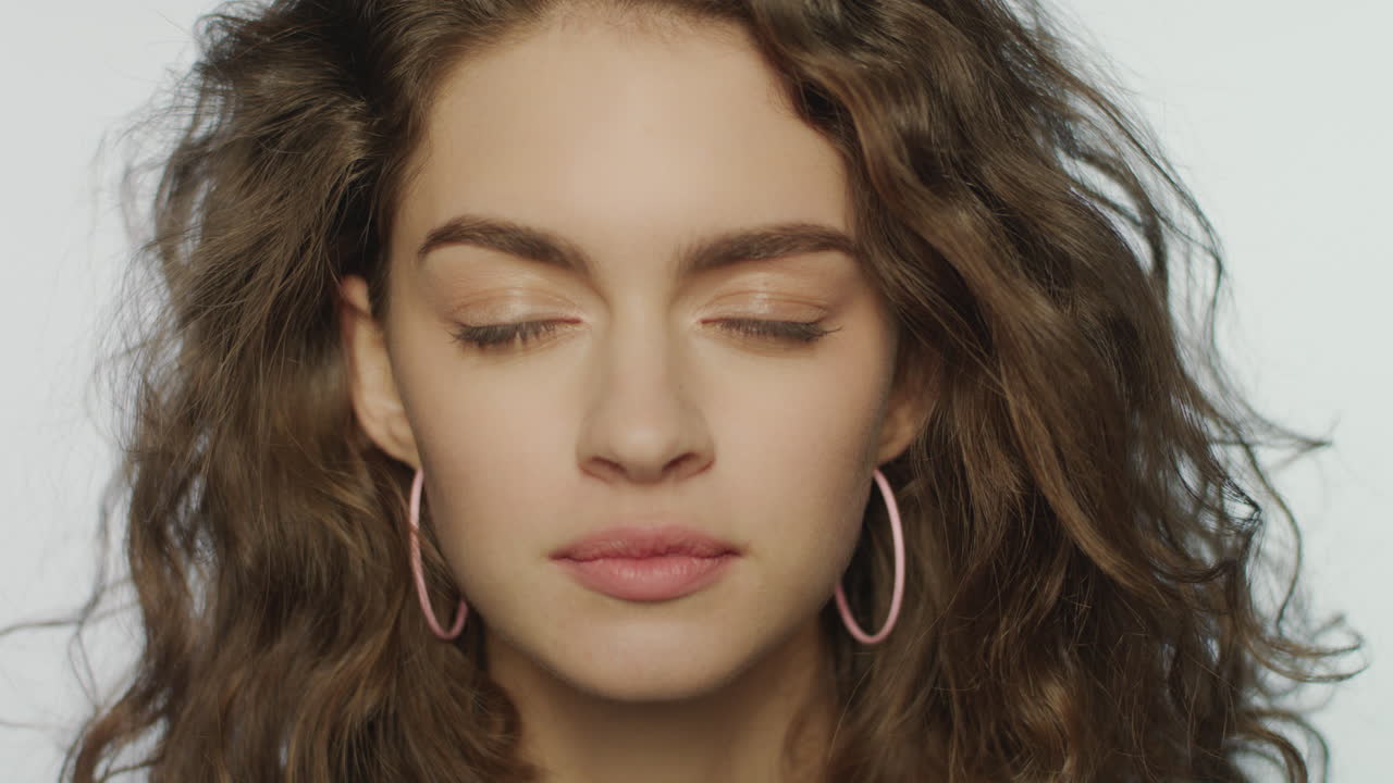 스튜디오에서 미소 짓는 젊은 여성