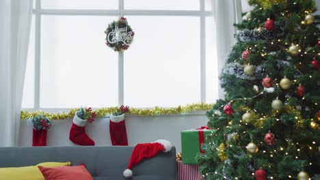 video de felicitaciones de navidad, decoraciones, árbol de navidad, luces y medias de navidad en casa