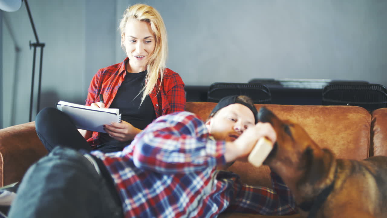 любящая пара с собакой дома 1