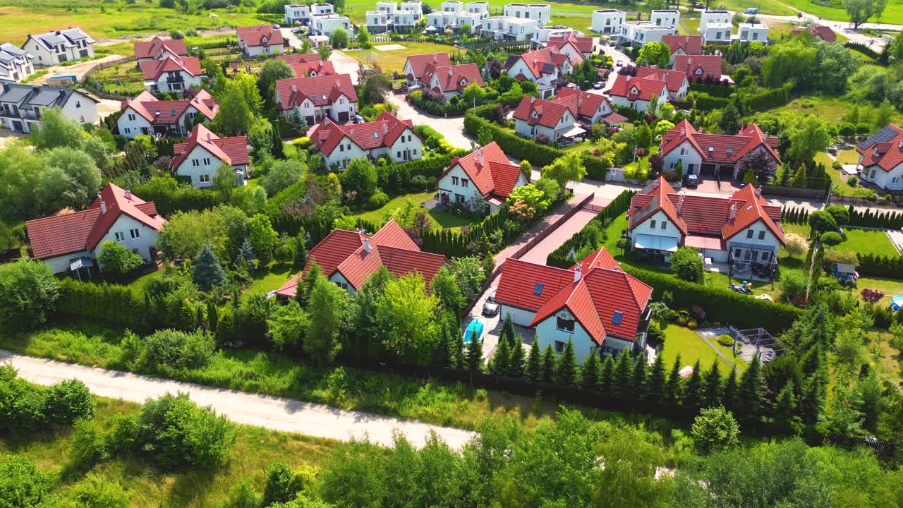 Gün batımında konut mahallesinin ve apartman kompleksinin havadan görünümü.