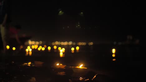 velas en el rio ganges